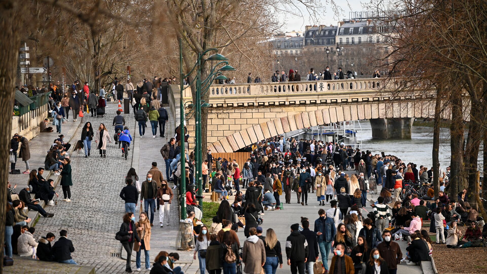 Des gens se promènent sur le quai de la Seine, à Paris, le 20 février 2021 - Sputnik Afrique, 1920, 09.05.2021