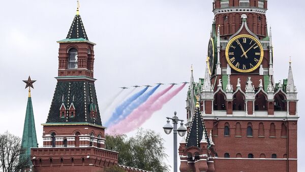 Le drapeau tricolore russe dans le ciel de Moscou pendant le volet aérien du défilé militaire du 9 mai 2021 - Sputnik Afrique
