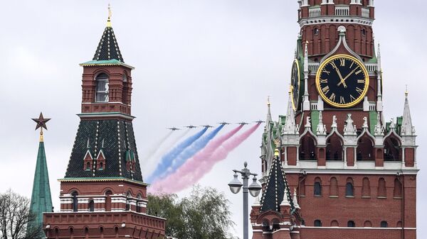 Le drapeau tricolore russe dans le ciel de Moscou pendant le volet aérien du défilé militaire du 9 mai 2021 - Sputnik Afrique