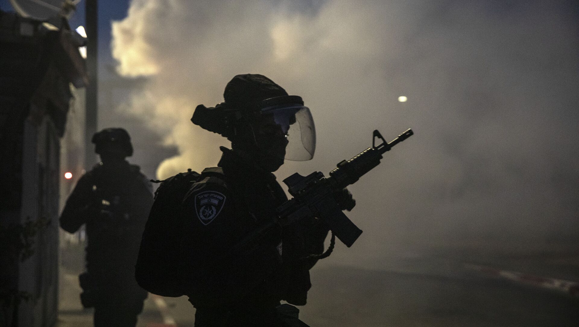 Israeli forces run during clashes with Israeli Arabs in the Israeli mixed city of Lod, Israel, Tuesday, May 11,2021. - Sputnik Afrique, 1920, 12.05.2021