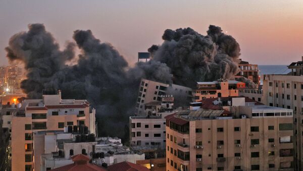 Пожарные тушат горящие многоквартирные дома после израильских авиаударов в городе Газа - главная - Sputnik Afrique