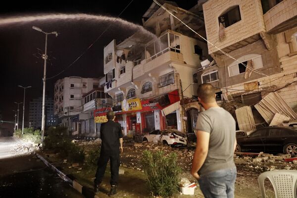 Destructions et incendies après les frappes en Israël et à Gaza

 - Sputnik Afrique