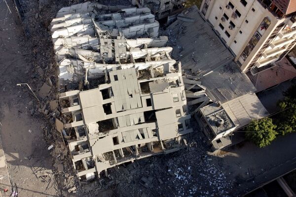 Destructions et incendies après les frappes en Israël et à Gaza

 - Sputnik Afrique