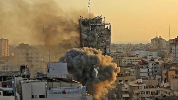 Une tour détruite dans une frappe israélienne contre Gaza, le 12 mai 2021  - Sputnik Afrique