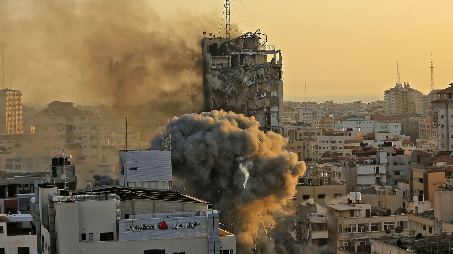 Une tour détruite dans une frappe israélienne contre Gaza, le 12 mai 2021  - Sputnik Afrique, 1920, 14.05.2021