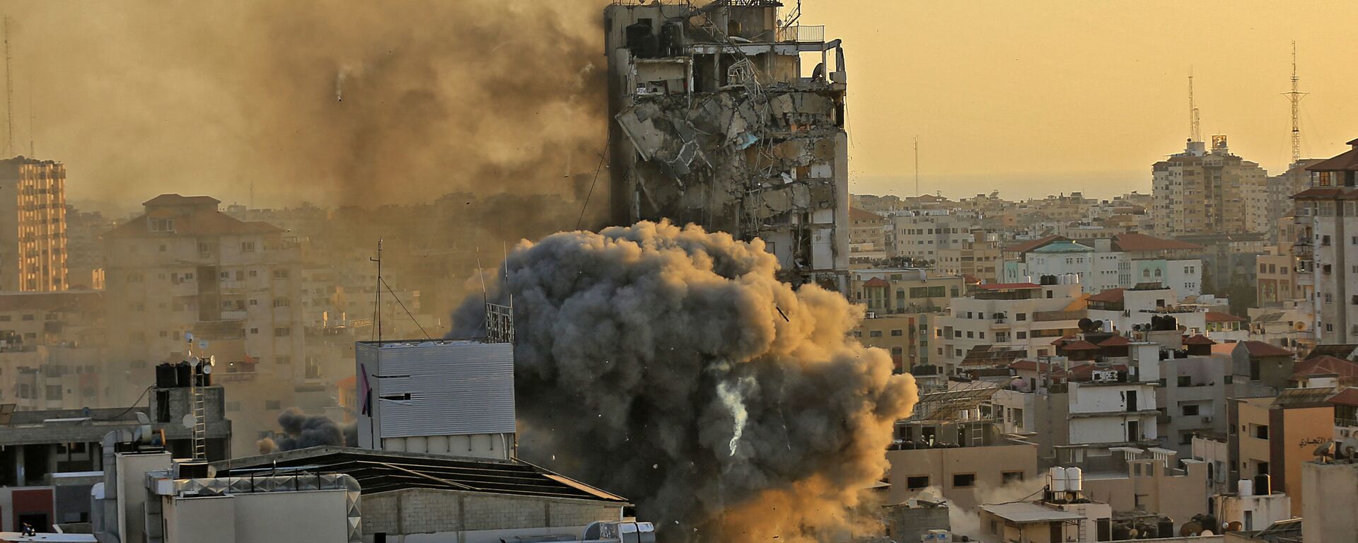 Une tour détruite dans une frappe israélienne contre Gaza, le 12 mai 2021  - Sputnik Afrique, 1920, 22.10.2021