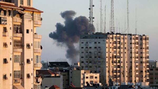 Un bâtiment touché par une frappe aérienne israélienne à  Gaza, le 13 mai 2021 - Sputnik Afrique