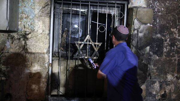 An Israeli man looks inside a synagogue, after it was set on fire by Arab-Israelis, in the mixed Jewish-Arab city of Lod on May 14, 2021, during clashes between Israeli far-right extremists and Arab-Israelis - Sputnik Afrique