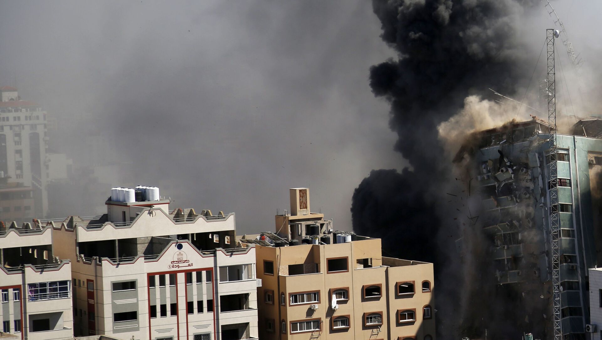 L'immeuble abritant plusieurs médias internationaux s’effondre à Gaza, le 15 mai - Sputnik Afrique, 1920, 17.05.2021