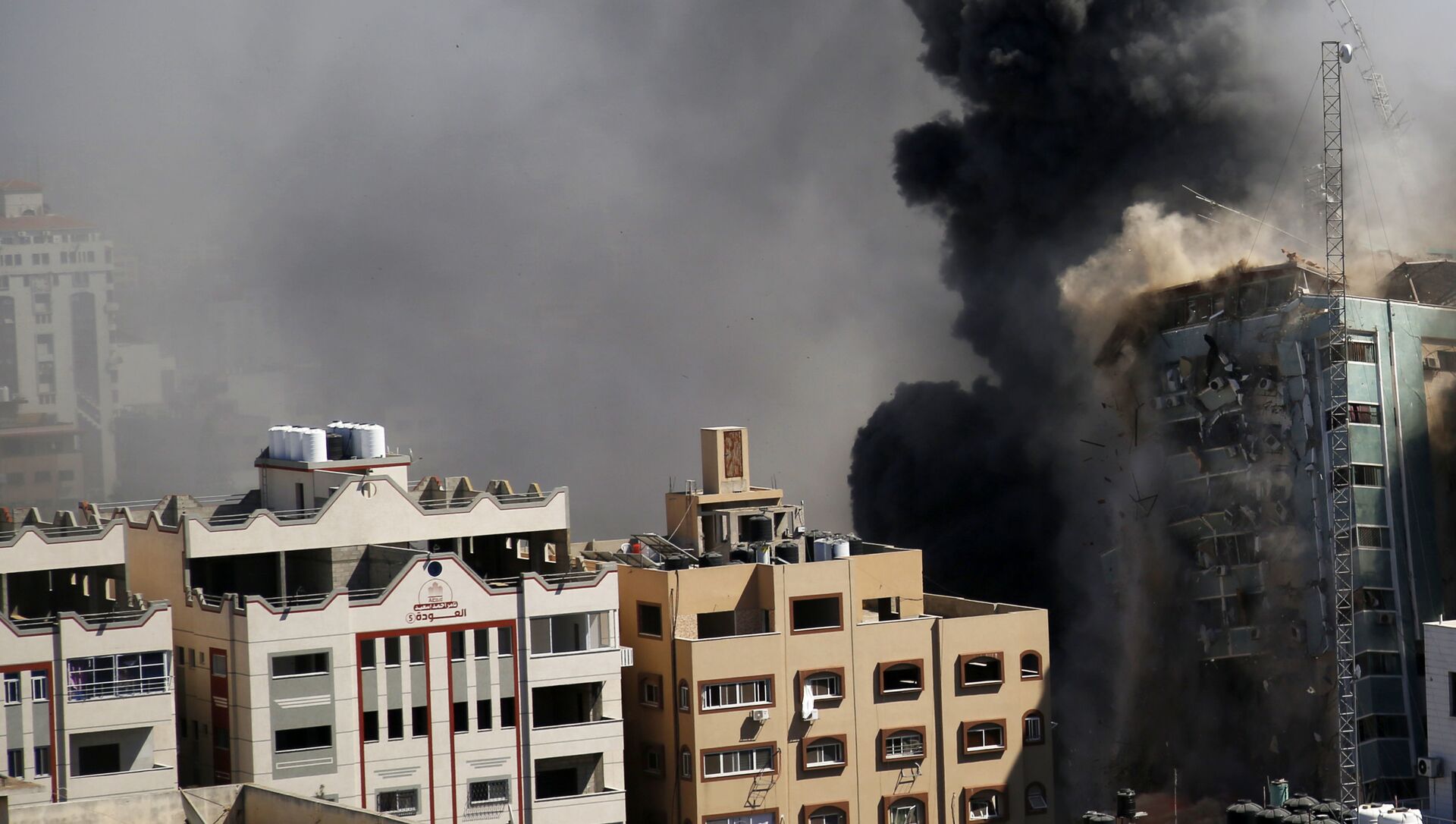 L'immeuble abritant plusieurs médias internationaux s’effondre à Gaza, le 15 mai - Sputnik Afrique, 1920, 15.05.2021