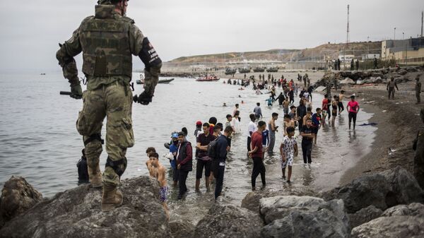 Situation à Ceuta, où des milliers de migrants ont afflué lundi dans l'enclave espagnole depuis le Maroc, le 18 mai 2021 - Sputnik Afrique