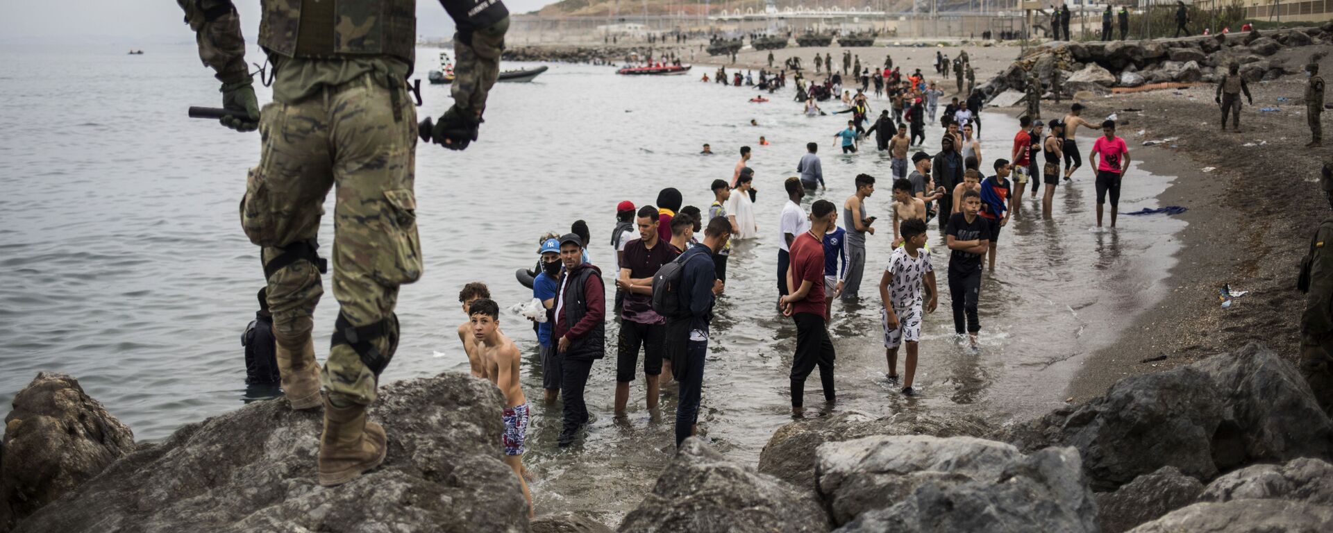 Situation à Ceuta, où des milliers de migrants ont afflué lundi dans l'enclave espagnole depuis le Maroc, le 18 mai 2021 - Sputnik Afrique, 1920, 18.05.2021