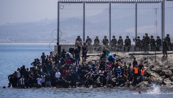 Des migrants passent la frontière entre Ceuta et le Maroc - Sputnik Afrique