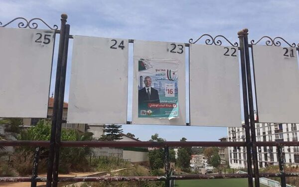 Peu d'affiches sur les tableaux en ce début de campagne électorale pour les législatives du 12 juin - Sputnik Afrique