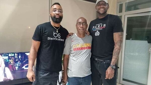 Les deux basketteurs américains du Abidjan Azur Basketball en compagnie du président d club Éric Poby - Sputnik Afrique