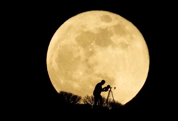 Super Lune des fleurs et éclipse lunaire au-dessus des villes du monde

 - Sputnik Afrique