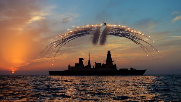 HMS Dragon's Lynx Helicopter Firing Flares - Sputnik Afrique