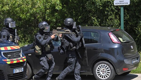  Une équipe de la gendarmerie nationale (GIGN) près du site de l'attaque contre une policière à La Chapelle-sur-Erdre  - Sputnik Afrique