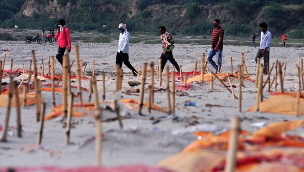 Des tombes peu profondes sur les bords du Gange (archives photo) - Sputnik Afrique