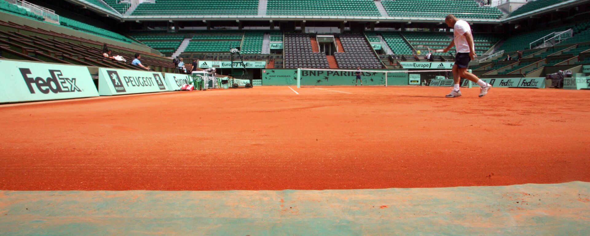 Un court de tennis à Roland-Garros (Photo de JACQUES DEMARTHON / AFP) - Sputnik Afrique, 1920, 17.01.2022