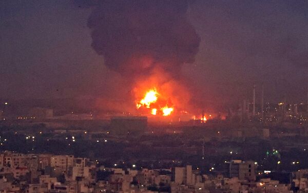 Violent incendie dans une raffinerie de pétrole à Téhéran 

 - Sputnik Afrique