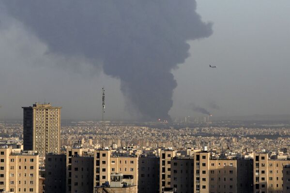 Violent incendie dans une raffinerie de pétrole à Téhéran 

 - Sputnik Afrique