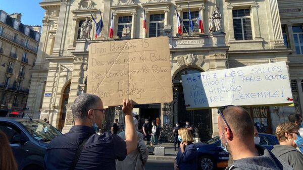 Une manifestation des riverains contre les salles de shoot, devant la mairie du XVIII arrondissement de Paris - Sputnik Afrique