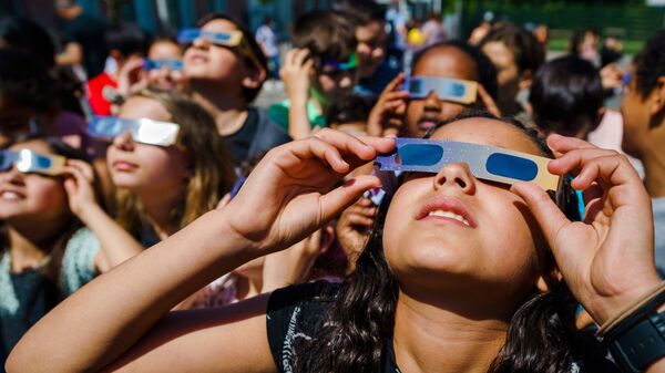 Les élèves néerlandais en lunettes protectrices observent une eclipse de soleil le 10 juin 2021 - Sputnik Afrique