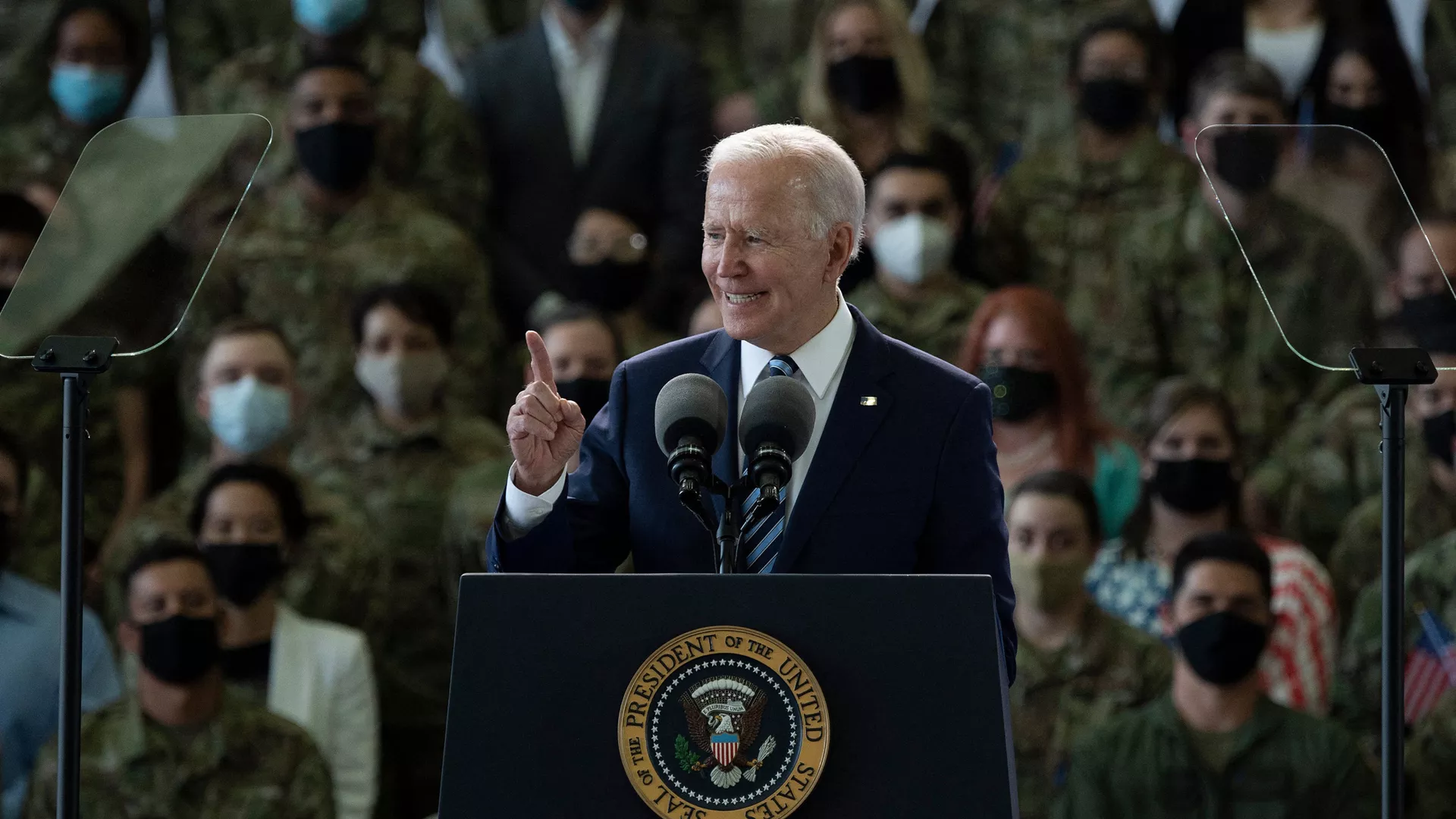 Joe Biden devant l'US Air Force Joe Biden devant l'US Air Force - Sputnik Afrique, 1920, 17.01.2022
