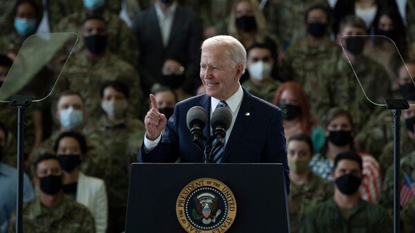 Joe Biden devant l'US Air Force - Sputnik Afrique