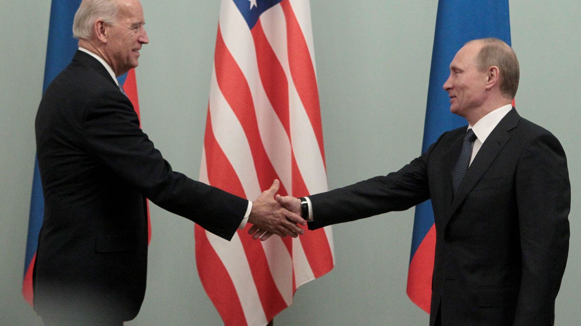 Joe Biden et Vladimir Poutine lors d'une rencontre à Moscou en 2011 (archive photo) - Sputnik Afrique, 1920, 06.12.2021