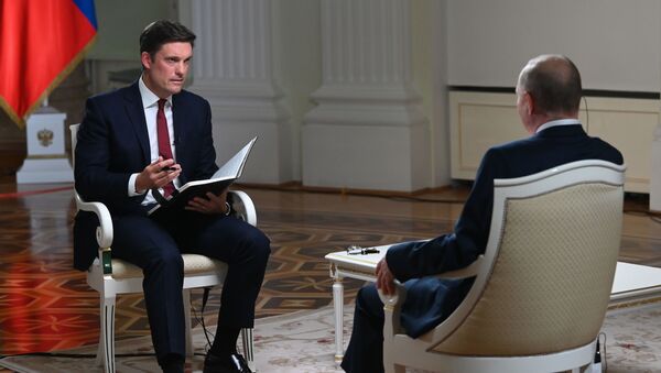 Vladimir Poutine accorde une interview à un journaliste de la chaîne de télévision NBC, Keir Simmons (à gauche), le 11 juin 2021 - Sputnik Afrique