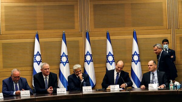 Israeli Prime Minister Naftali Bennett and some of his government attend its first cabinet meeting in the Knesset, Israel's parliament, in Jerusalem June 13, 2021. - Sputnik Afrique