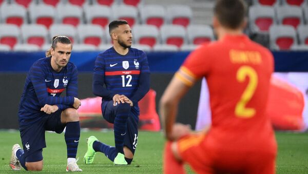 Les joueurs de l'équipe de France Antoine Grizemann et Corentin Tolisso s'agenouillant contre le racisme avant le match amical de préparation de l'Euro contre le Pays de Galles, le 2 juin 2021 - Sputnik Afrique