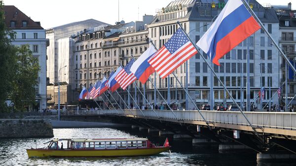 Les drapeaux russe et américain sur le pont du Mont-Blanc à Genève à l'occasion du sommet Poutine-Biden - Sputnik Afrique