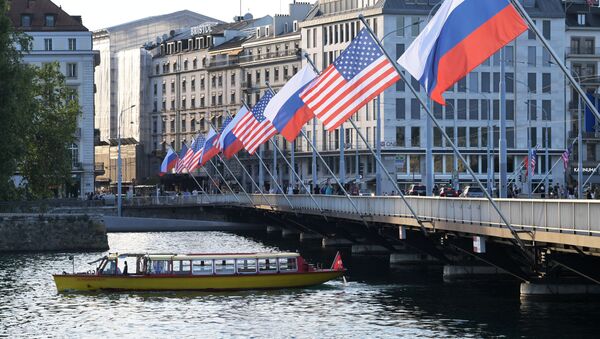 Les drapeaux russe et américain sur le pont du Mont-Blanc à Genève à l'occasion du sommet Poutine-Biden - Sputnik Afrique