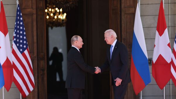 Poignée de main entre Vladimir Poutine et Joe Biden à la villa La Grange à Genève, le 16 juin 2021 - Sputnik Afrique
