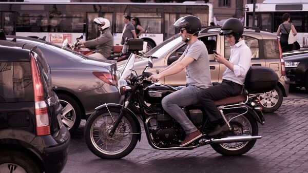 Une moto en ville. Image d'illustration - Sputnik Afrique
