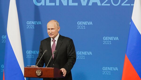 Vladimir Poutine lors de la conférence de presse donnée à l'issue du sommet avec Joe Biden  - Sputnik Afrique