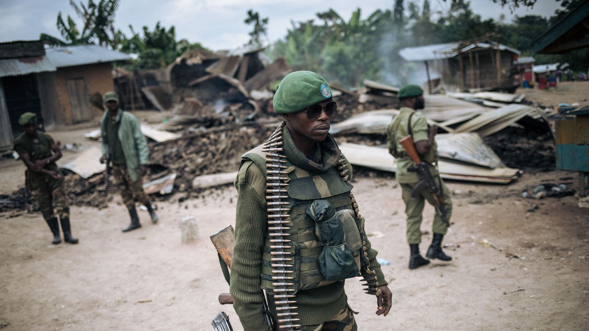 Un soldat des Forces armées de la République démocratique du Congo (FARDC) participe à une patrouille dans le village de Manzalaho près de Beni le 18 février 2020, à la suite d'une attaque qui aurait été perpétrée par des membres du groupe Forces démocratiques alliées (ADF) - Sputnik Afrique, 1920, 24.06.2021