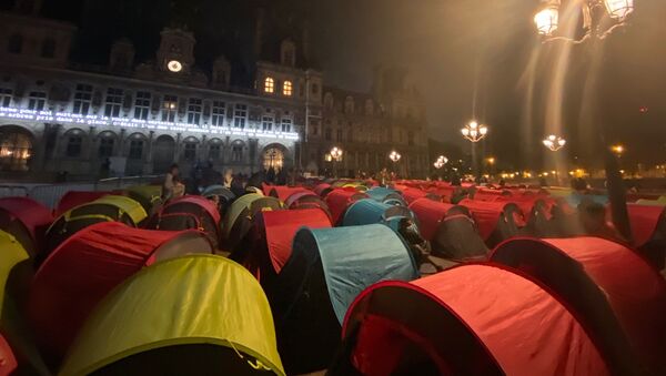 Des migrants installent des tentes devant la mairie de Paris - Sputnik Afrique