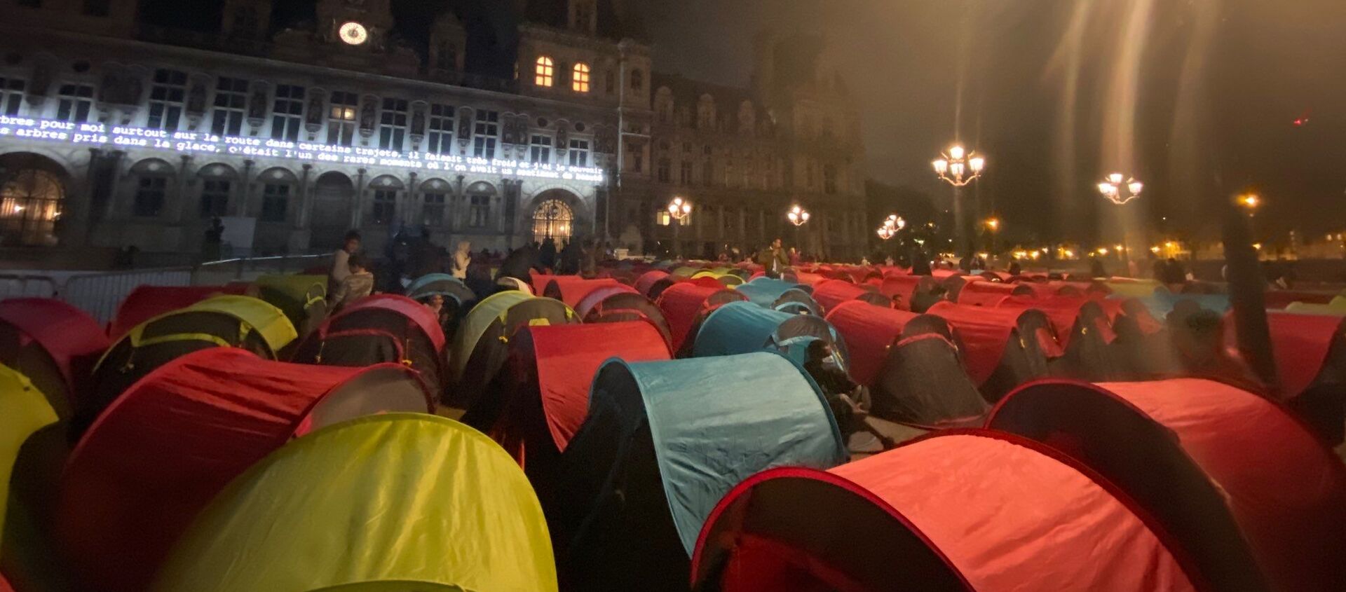 Des migrants installent des tentes devant la mairie de Paris - Sputnik Afrique, 1920, 26.06.2021