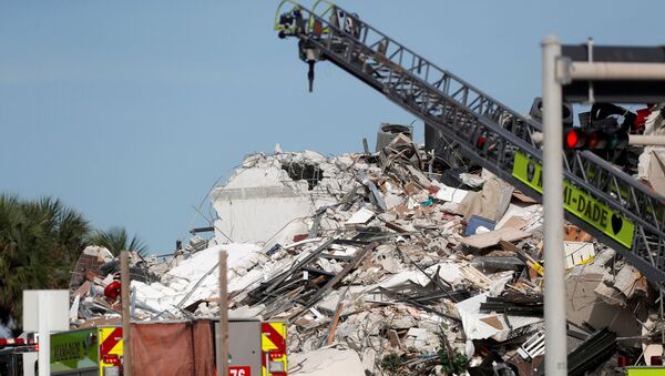 Emergency crew members search for missing residents in a partially collapsed building in Surfside, near Miami Beach, Florida, U.S., June 24, 2021. - Sputnik Afrique