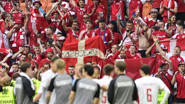 Les supporters de la sélection danoise célèbrent la fin du match ayant opposé leur équipe au pays de Galles, remporté sur le score de 4 à 0 - Sputnik Afrique