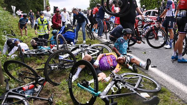 Une chute collective lors de la première étape du Tour de France le 26 juin 2021.  - Sputnik Afrique