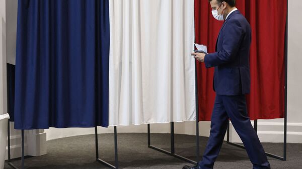 Le Président de la République Emmanuel Macron vote au Touquet pour le deuxième tour des élections régionales, le 27 juin 2021 - Sputnik Afrique