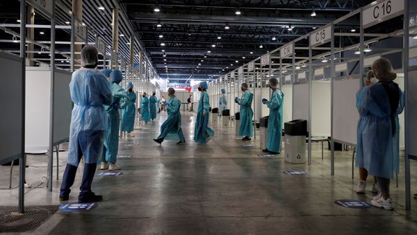 Health workers wait to test people for COVID-19 before the Mobile World Congress (MWC) at Fira de Barcelona, in Barcelona, Spain June 27, 2021. - Sputnik Afrique