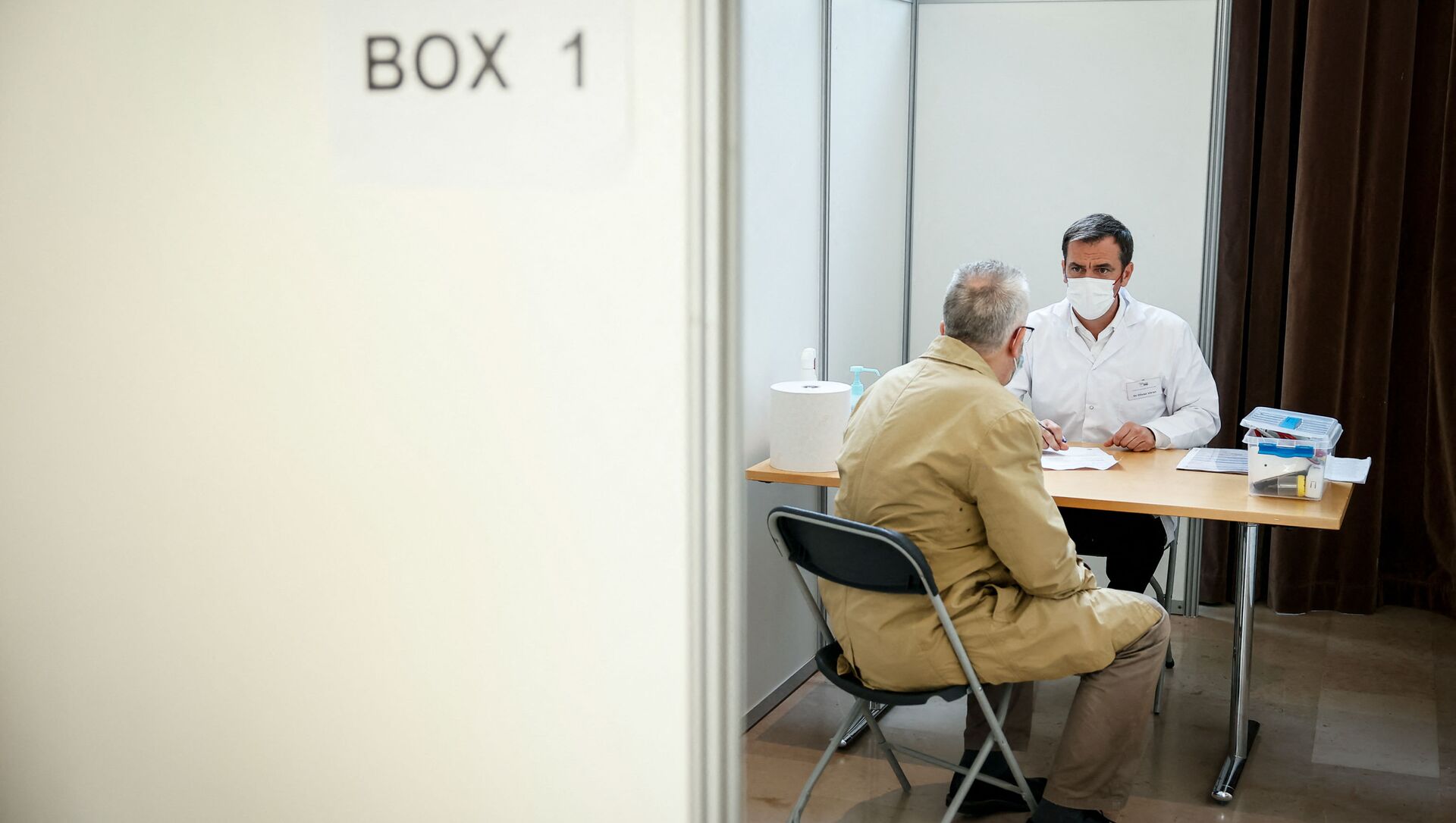 Le ministre de la Santé et des Solidarités Olivier Véran reçoit un patient au centre de vaccination de Montrouge, mai 2021 - Sputnik Afrique, 1920, 30.06.2021