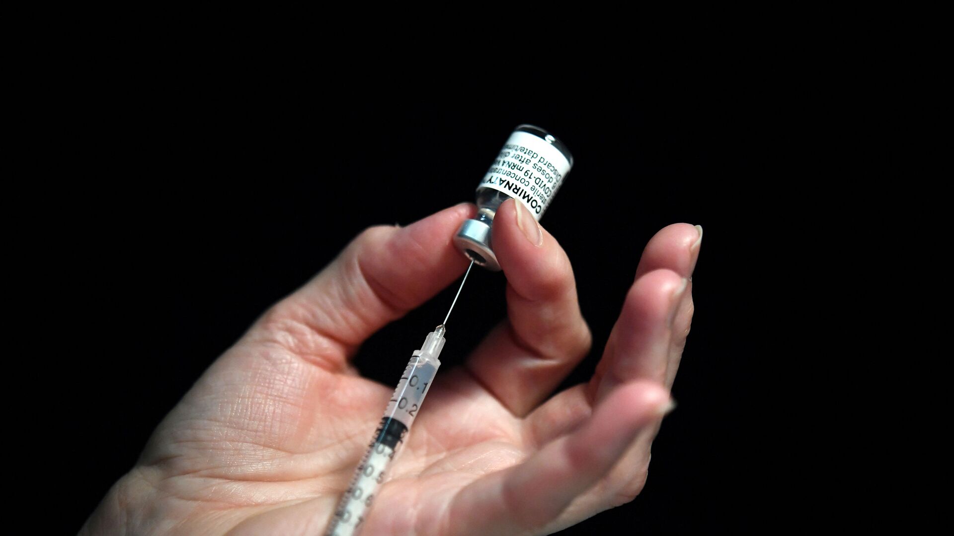 Une infirmière tient une seringue avec le vaccin de Pfizer, le 31 mai 2021 - Sputnik Afrique, 1920, 13.02.2022