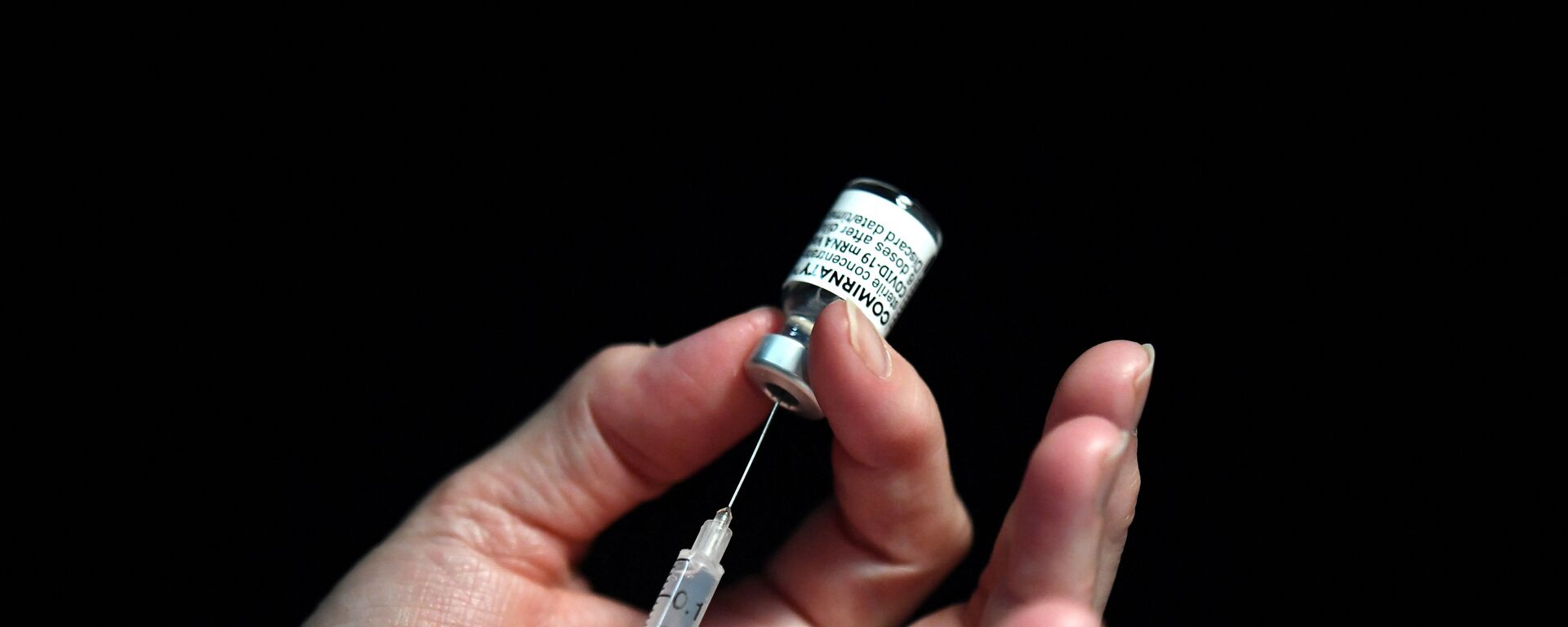 Une infirmière française tient une seringue avec le vaccin de Pfizer, le 31 mai 2021 - Sputnik Afrique, 1920, 04.07.2021